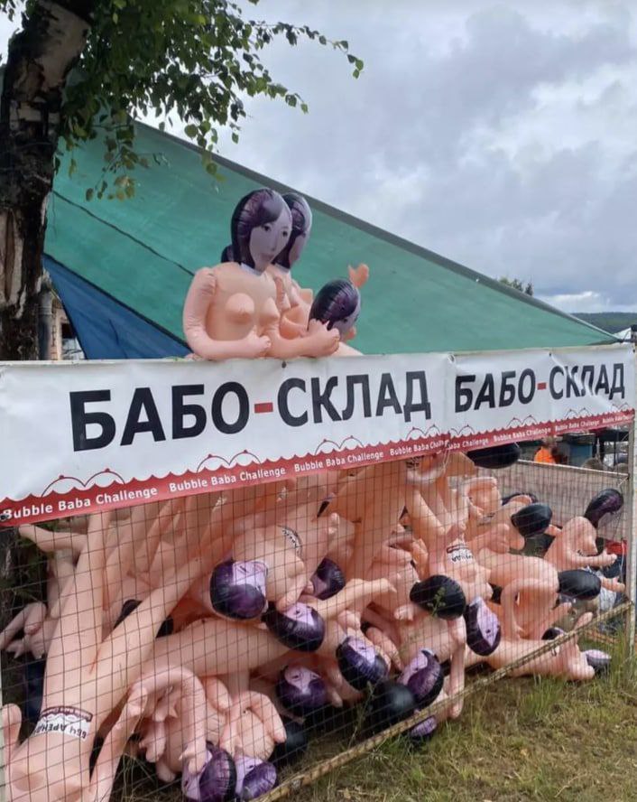 У Росії провели "скрєпний" заплив на гумових жінках: відео і фото традиційних забав